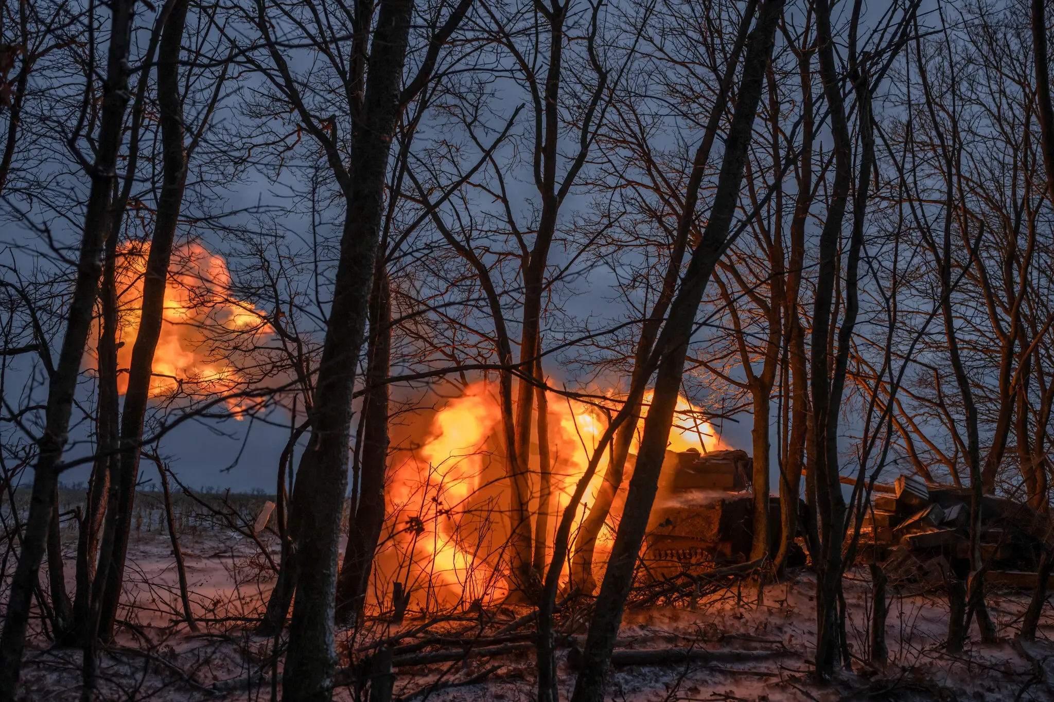 Український танк веде вогонь по російських військах біля міста Куп'янськ Харківської області в грудні